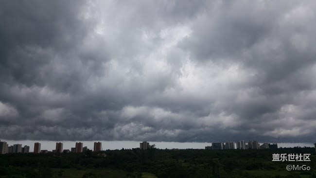 要下雨了。收衣服