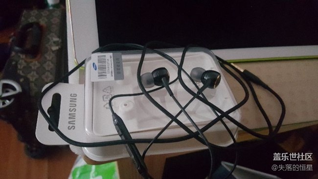 在星币商场，用星币买的水杯和耳机，到了。