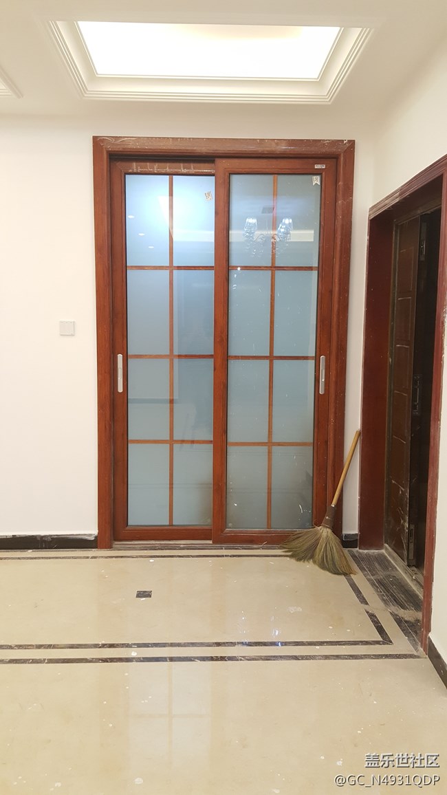 拍出来的照片中间是弯的，怎么回事