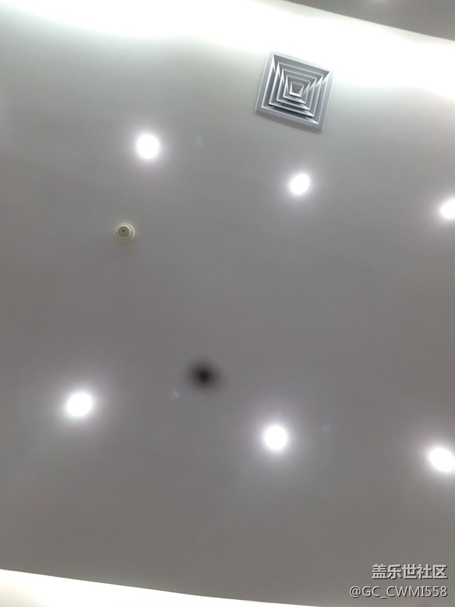 前置摄像头出现黑点，什么情况