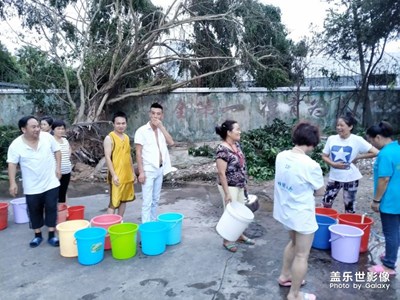 台风过后排队打水