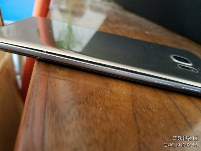 s7edge质量太差，玩个王者荣耀竟然会炸后盖，各位要小心了