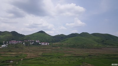 高铁途径的山村风景