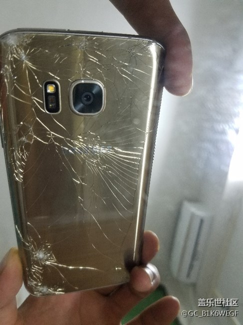 摔一下就这样，所以说没什么必要大家真的不要裸奔