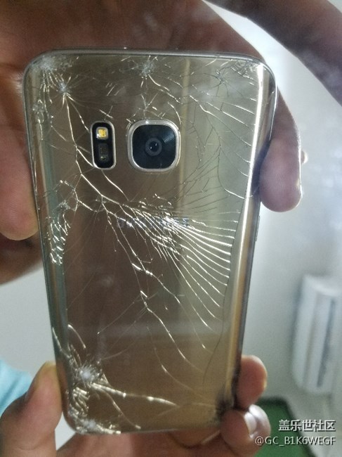 摔一下就这样，所以说没什么必要大家真的不要裸奔