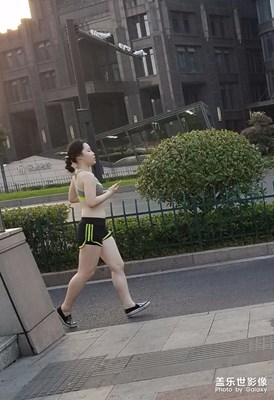 晨练时看到一位美女