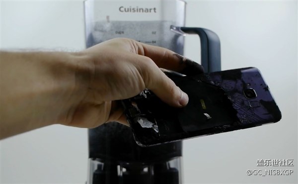 看着肉疼，当三星S8和苹果iPhone 8放进搅拌机之后…