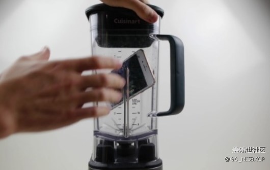 看着肉疼，当三星S8和苹果iPhone 8放进搅拌机之后…
