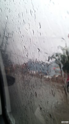 十一假期团圆季+雨中行车