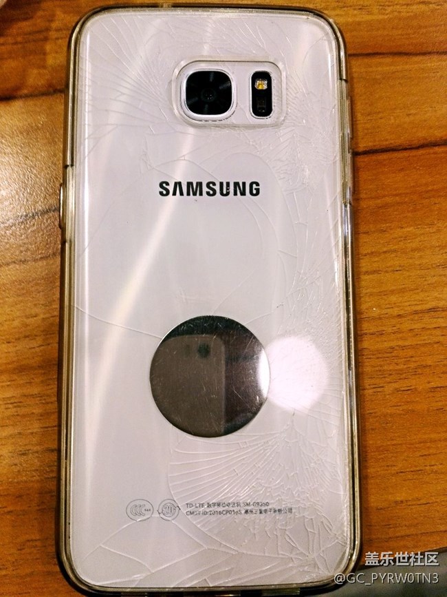 S7edge背面碎裂