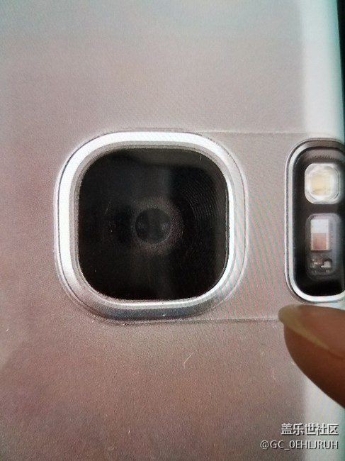 S7edge后置镜头和后盖有缝隙