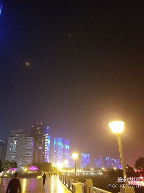 为啥夜拍有光点？