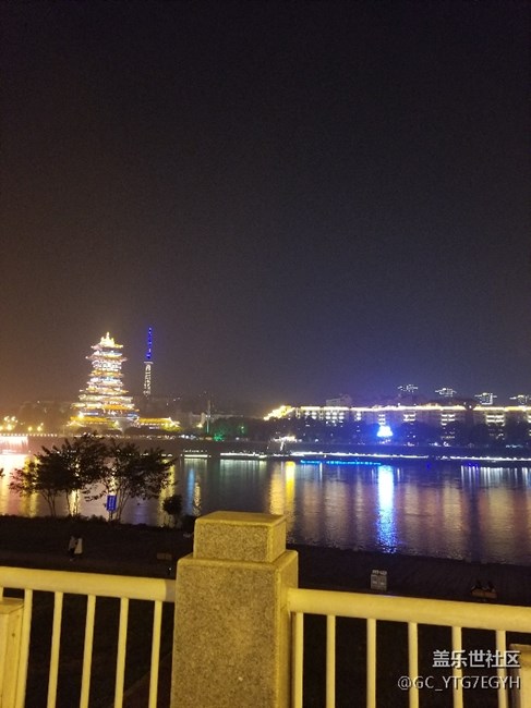 为啥夜拍有光点？
