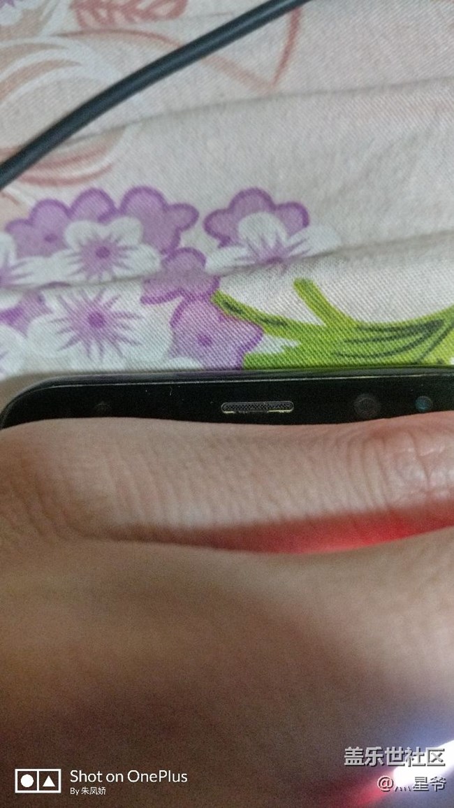 请留意听筒位置，或许你们的s8也有这样的情况