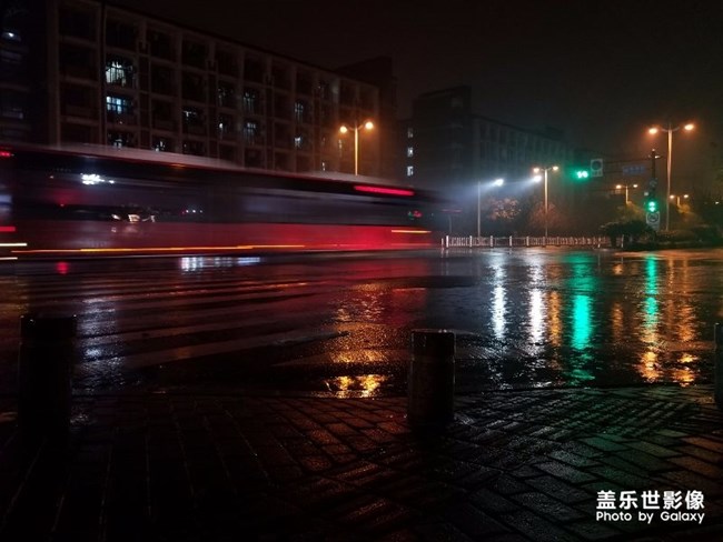 拍照，这是杭州一个雨天的照片。耶嘿