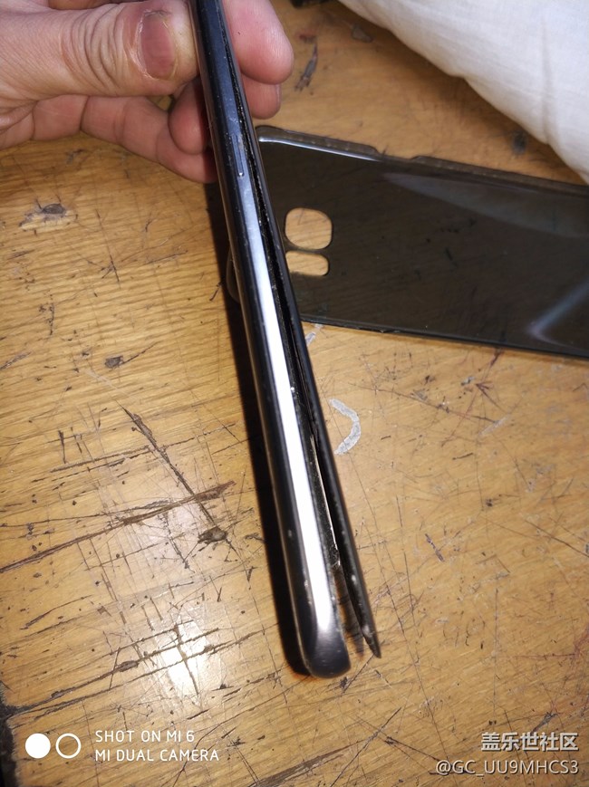 有谁的手机后盖跟机体分开的？