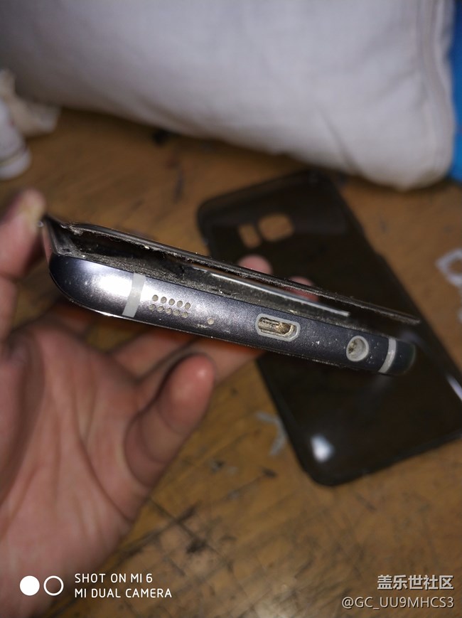 有谁的手机后盖跟机体分开的？