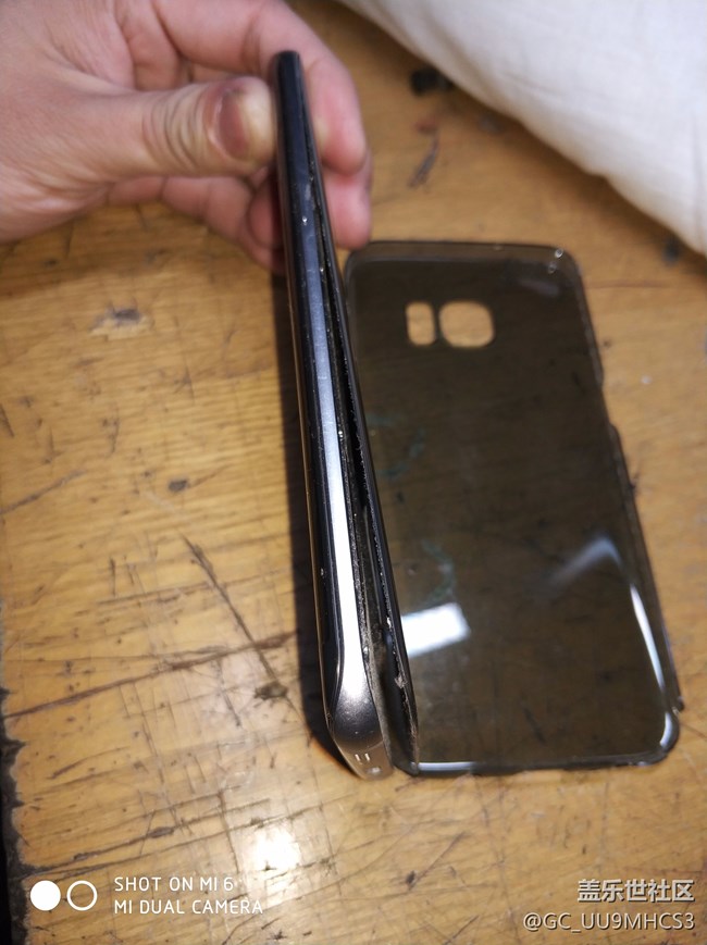 S7edge这质量，后盖自己分裂了，有同样的么？