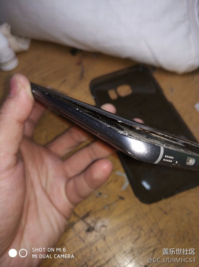 S7edge这质量，后盖自己分裂了，有同样的么？