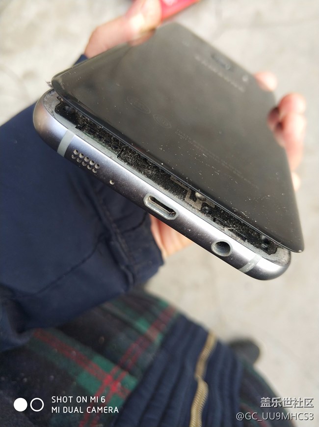 手机后盖跟机体分开了，有同样的么？