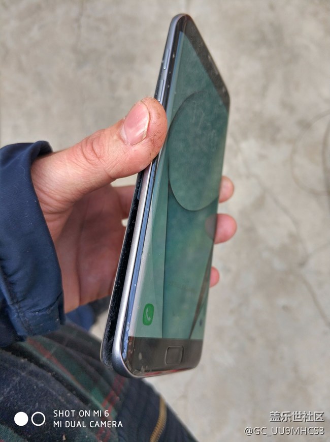 手机后盖跟机体分开了，有同样的么？
