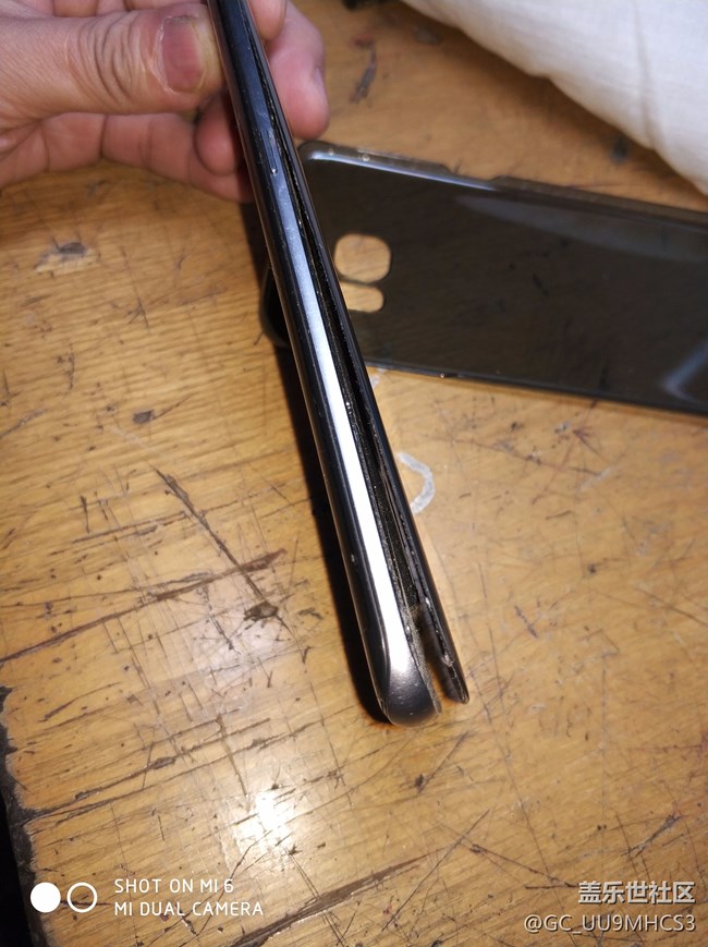 有谁的手机后盖跟机体分开的？