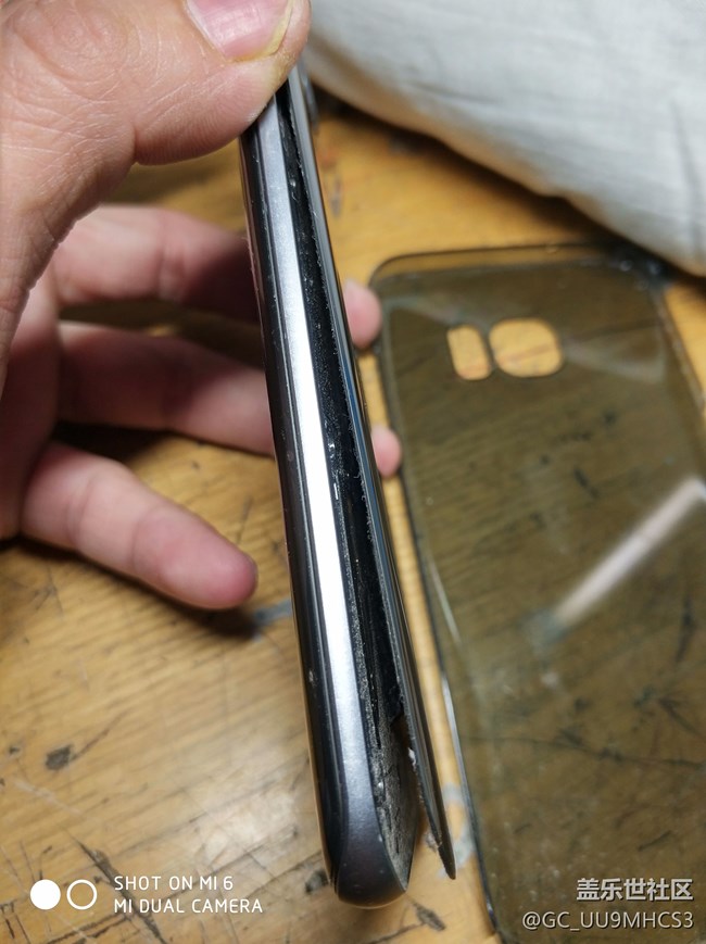 有谁的手机后盖跟机体分开的？