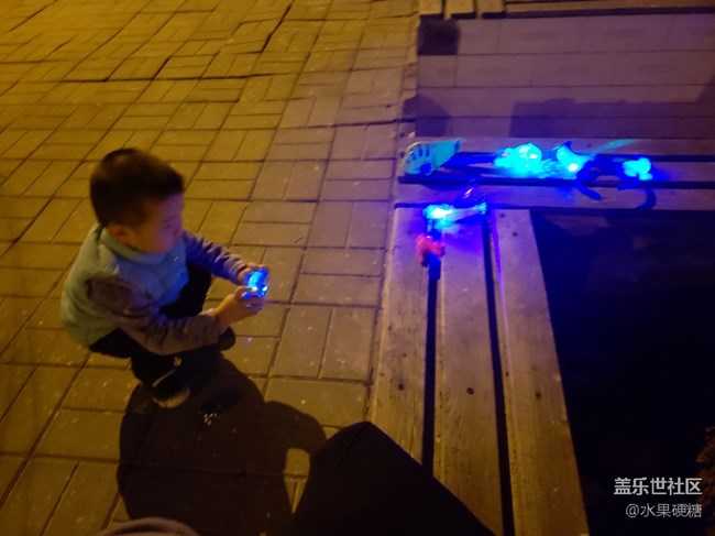 路灯下的照片
