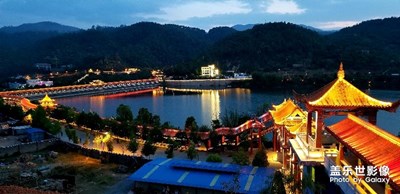 【中国最美瞬间】小城长廊夜色