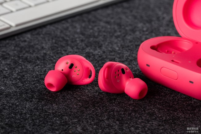 给小哥哥小姐姐种草了——三星Gear IconX 2018