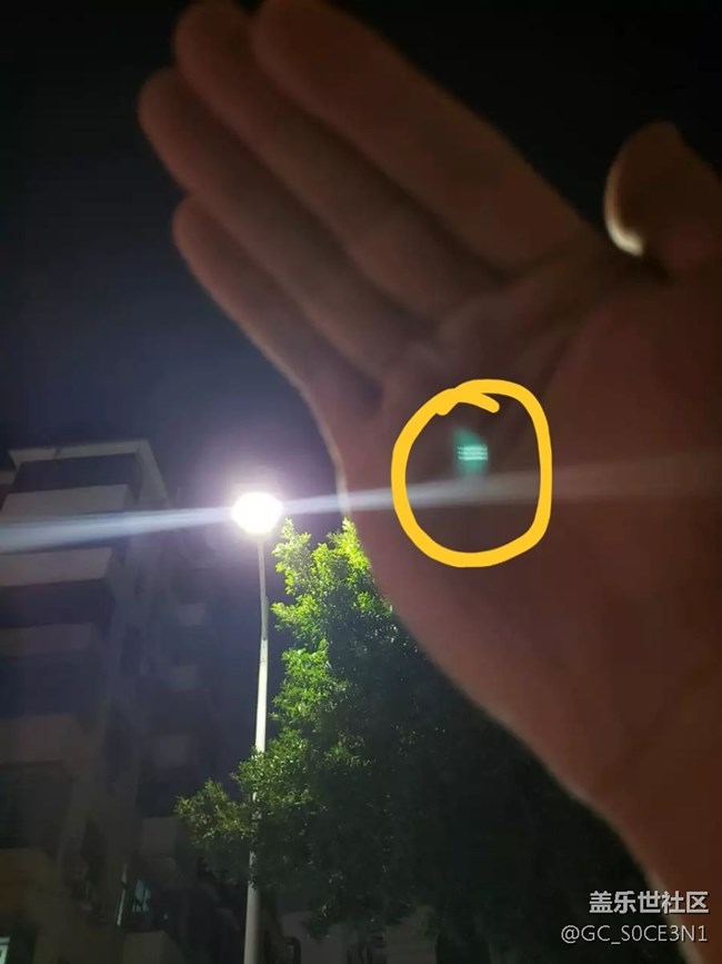 晚上拍照出现这是啥？