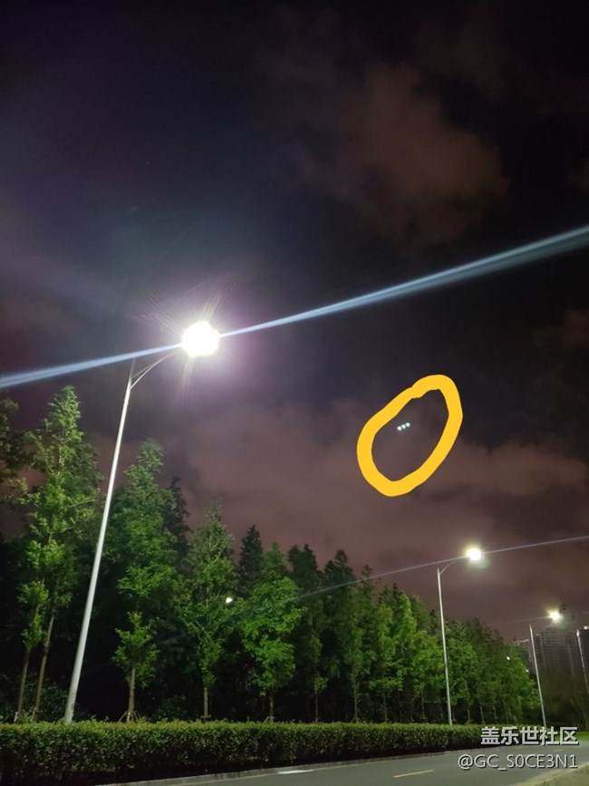 晚上拍照出现这是啥？