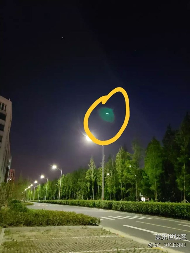 晚上拍照出现这是啥？