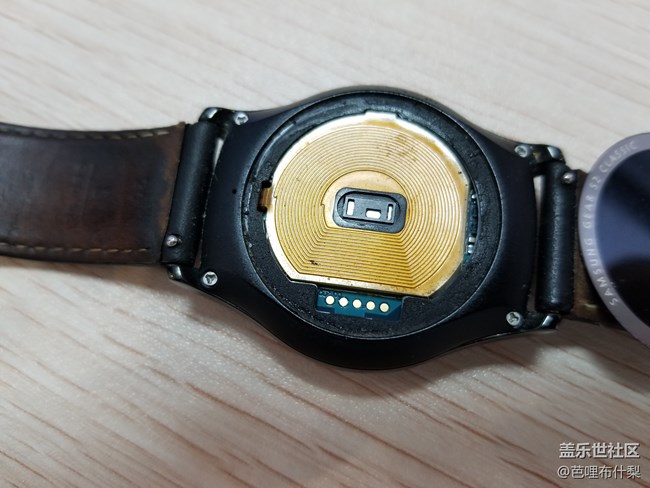 戴了两年多的S2，后面的密封盖开胶了。