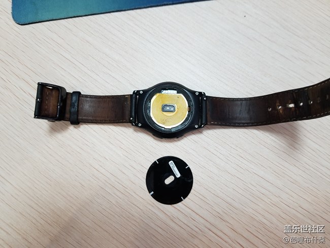 戴了两年多的S2，后面的密封盖开胶了。