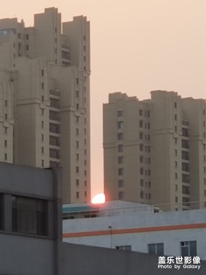 楼宇间的夕阳