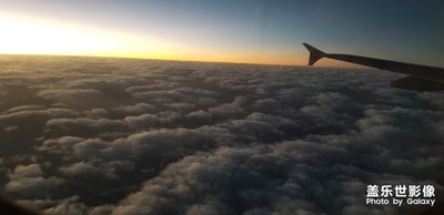 飞机上天空