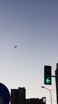 飞机飞过天空