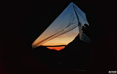 帐篷里的日出