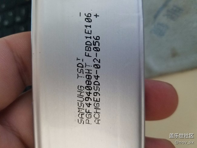 某宝买的电池，回来看了半天不放心，又退了，有图，求鉴定！