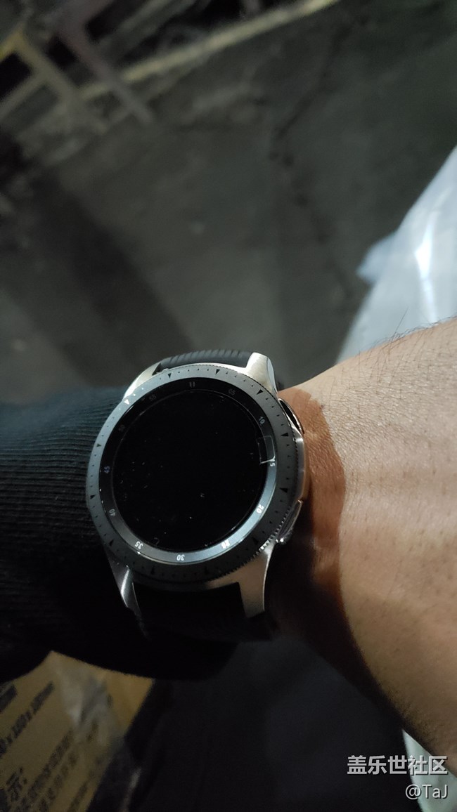 刚到的46mm的手表，发现返回键空隙键位比较大
