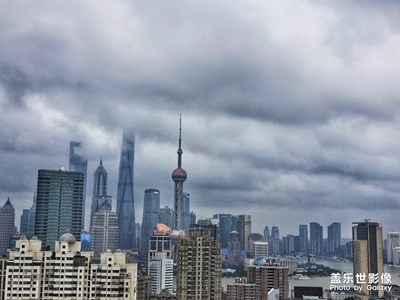 雨中的东方明珠与外滩