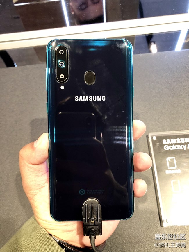 屏占比的再次突破，三星Galaxy A8s震撼登场！