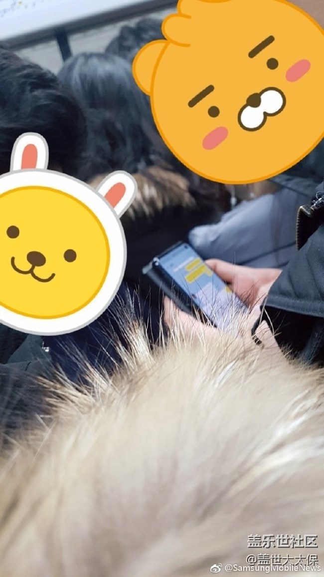 疑似三星Galaxy S10真机地铁上曝光：采用打孔屏