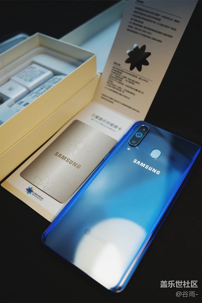 Galaxy A8s开箱，那“一点”的风情