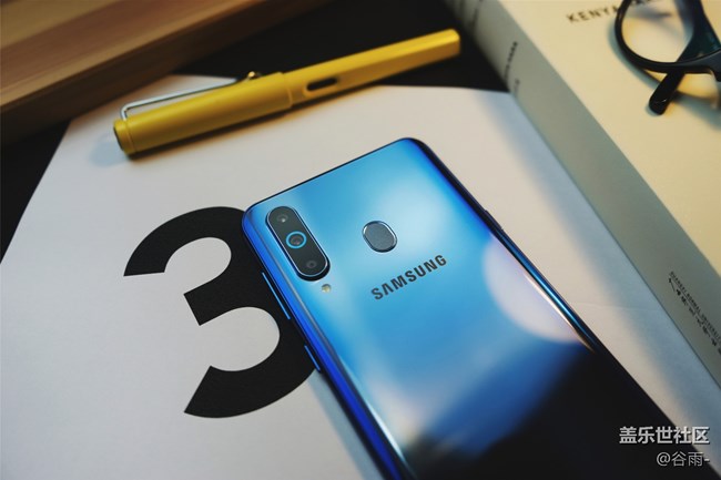 Galaxy A8s开箱，那“一点”的风情