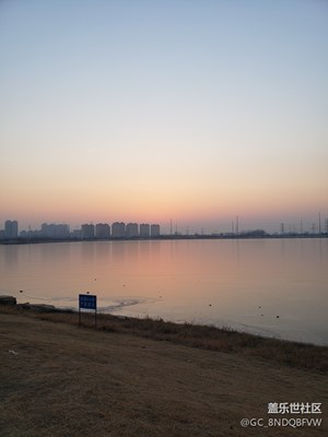 冬日，夕阳余辉映照西湖
