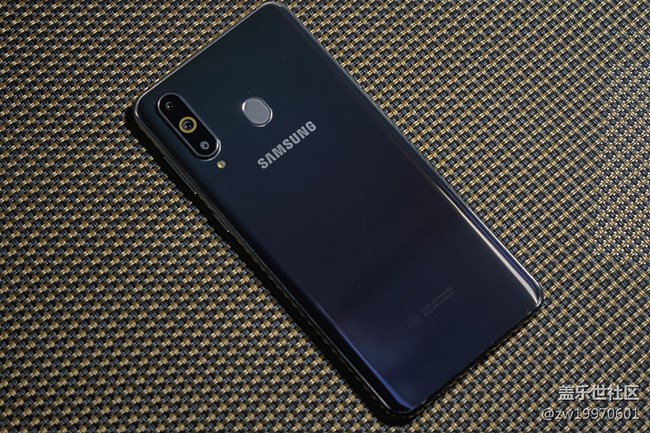 Galaxy A8s 岂止黑瞳全视屏