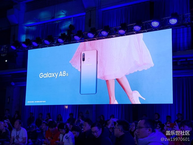 Galaxy A8s 岂止黑瞳全视屏