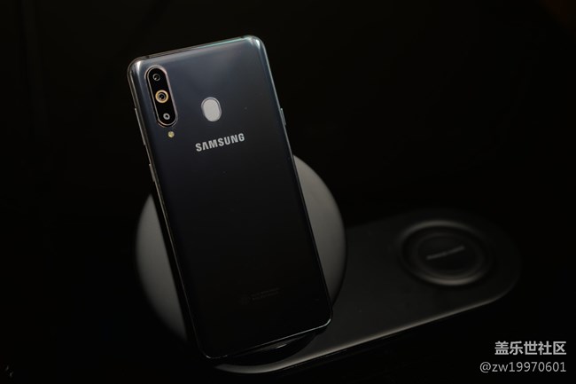 Galaxy A8s 岂止黑瞳全视屏